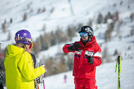 Neilson Mountain Expert explaining technique to a group of skiers